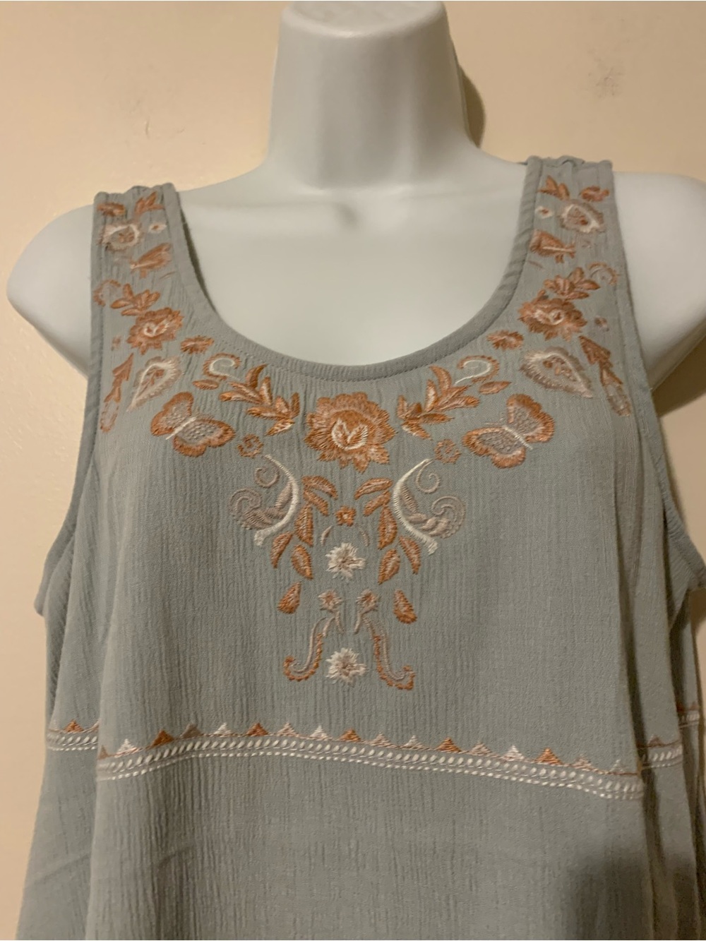 Knox Rose Gray Tank with Peach Floral Embroidery - Picture 2 of 6